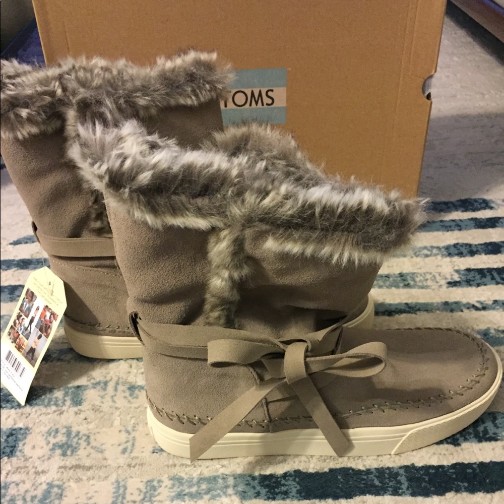 TOMS Vista Faux Fur Lined Suede Boot - Picture 10 of 13